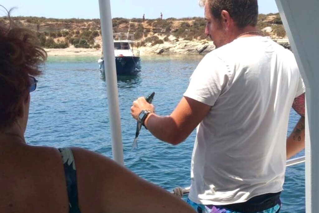 giro-isola-in-barca-e-pesca-favignana