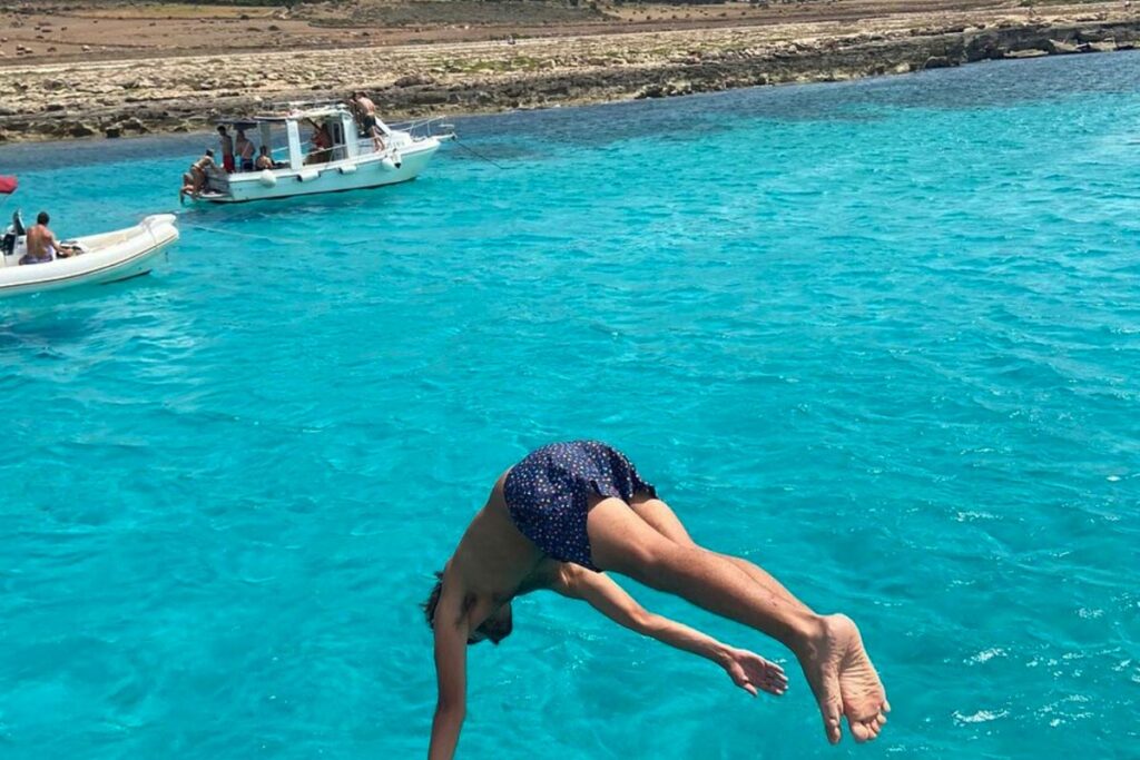 tuffi-in-barca-a-favignana